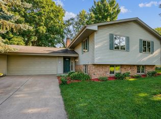 537 Woodhill Dr, Roseville, MN 55113