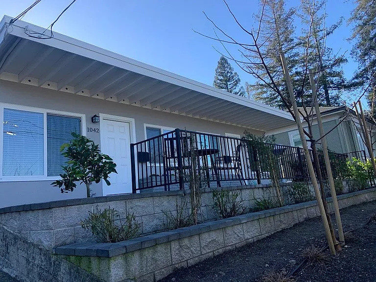 1042 Evans Ave — Photo 16