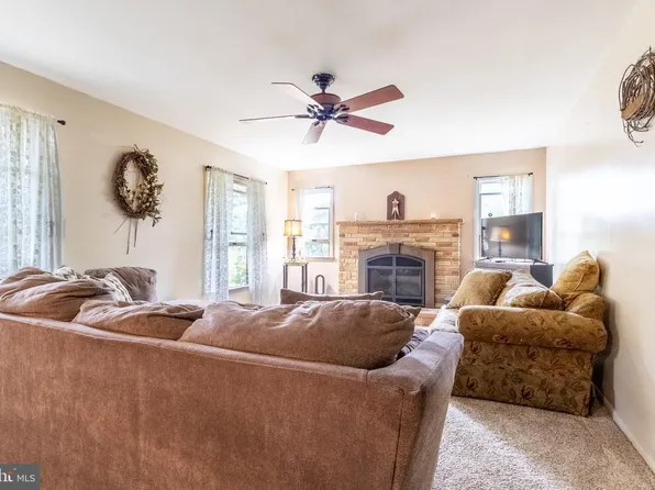 6591 Mountain Dr, Chambersburg, PA 17202