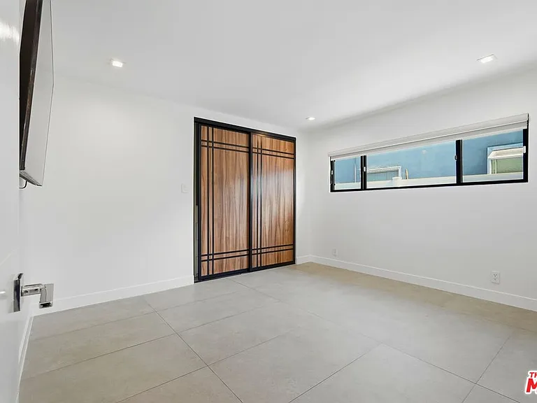 5735 Saloma Ave — Photo 41