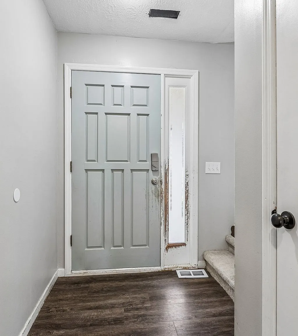 4 bed, 2385 sqft, $2,500 — Photo 2