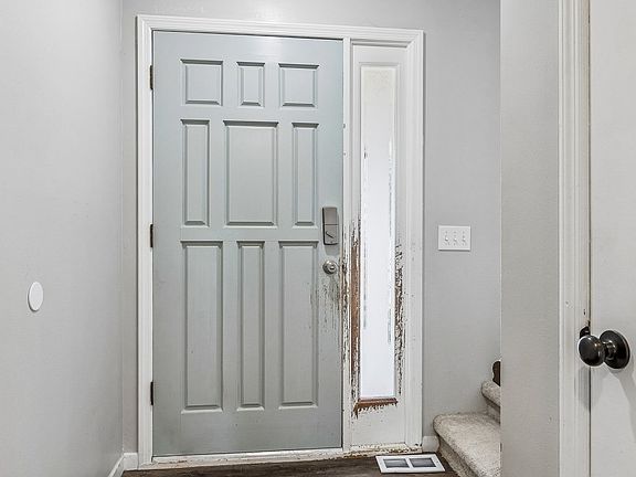 2nd image of 905 E Cary St