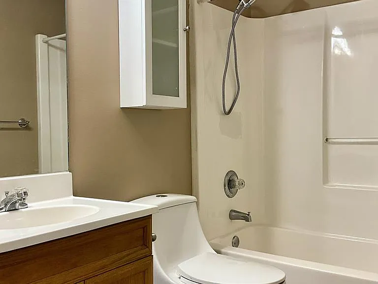 200 England Dr — Photo 7