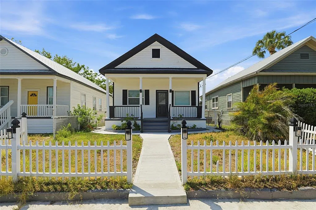 3 bed, 1.0 bath, 992 sqft, $2,400 — Photo 1