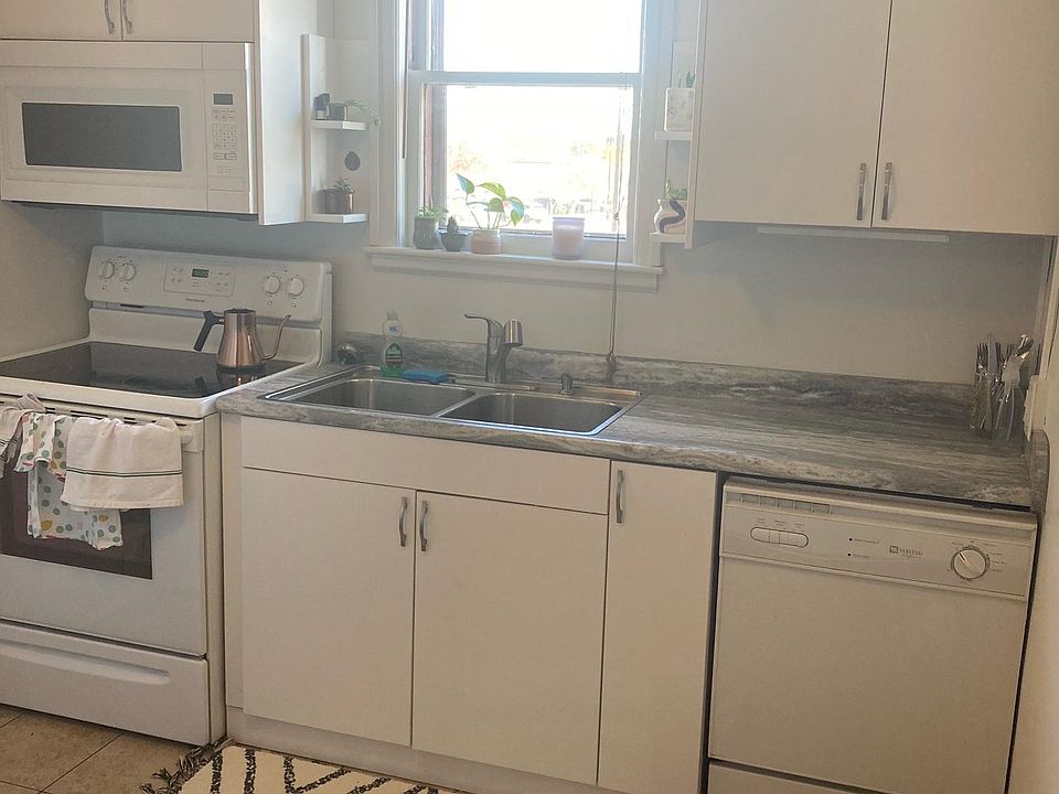 2nd image of 44 4th St SE #3