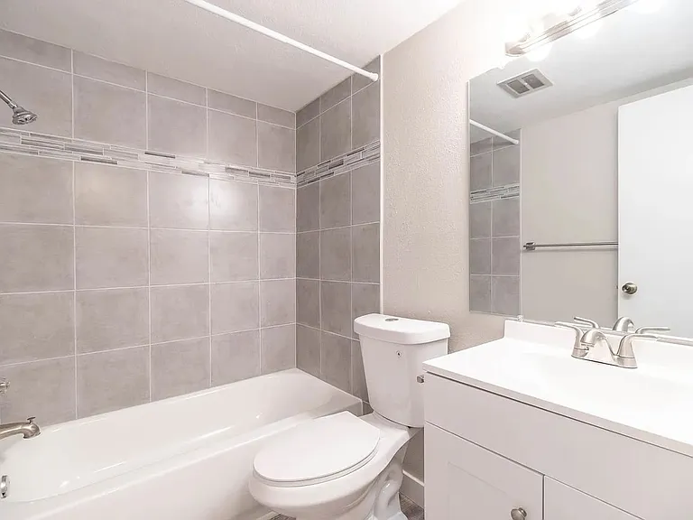 Caravelle Apartments — Photo 14