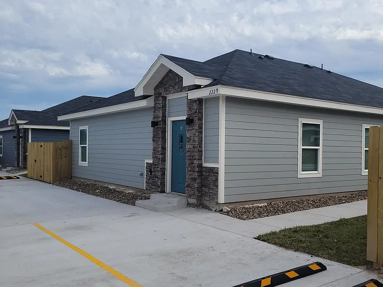 2229 Valley Cir #A/B — Photo 2