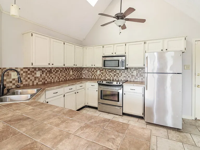 1104 Fox Trace Cv — Photo 7