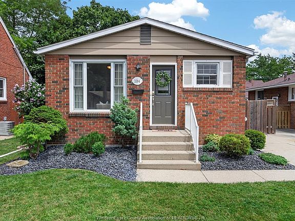 4th image of 1084 Prado Pl