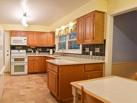 5th image of 14958 Hill Dr