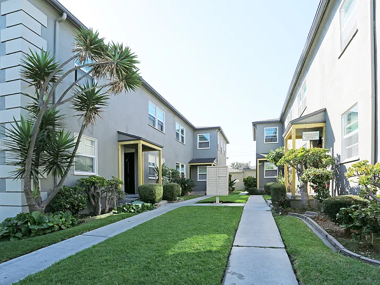 Crenshaw Terrace — Photo 12