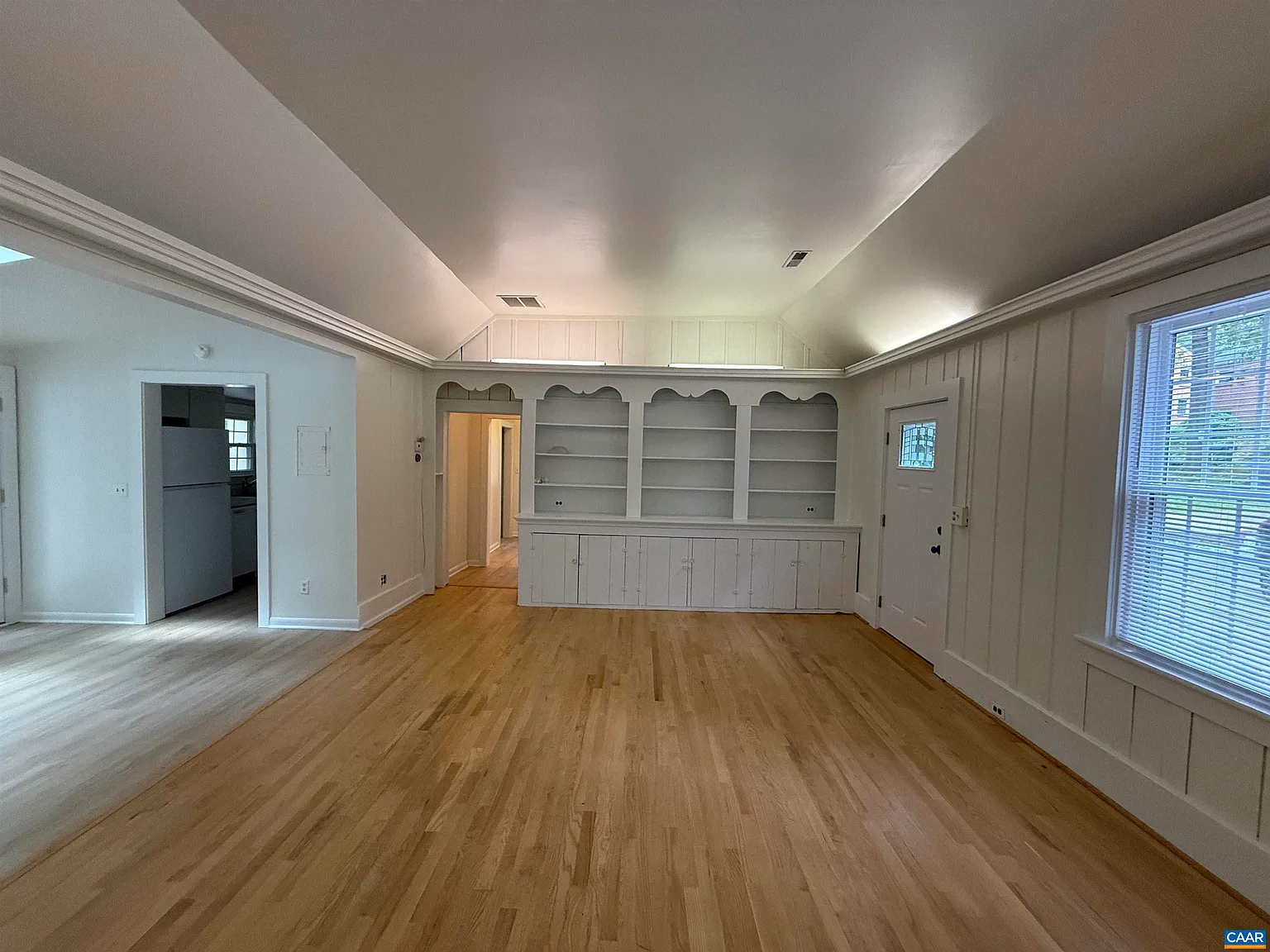 3 bed, 2.0 bath, 1386 sqft, $4,000 — Photo 2
