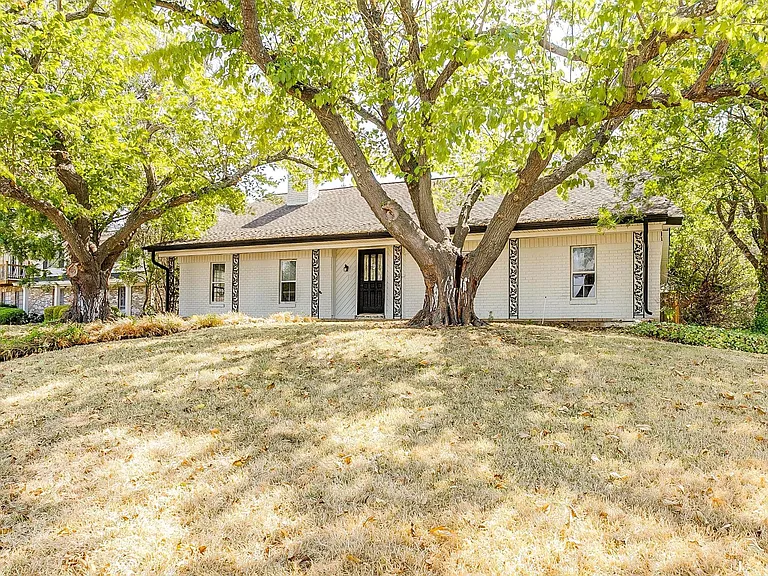 802 Sutton Ct — Photo 36