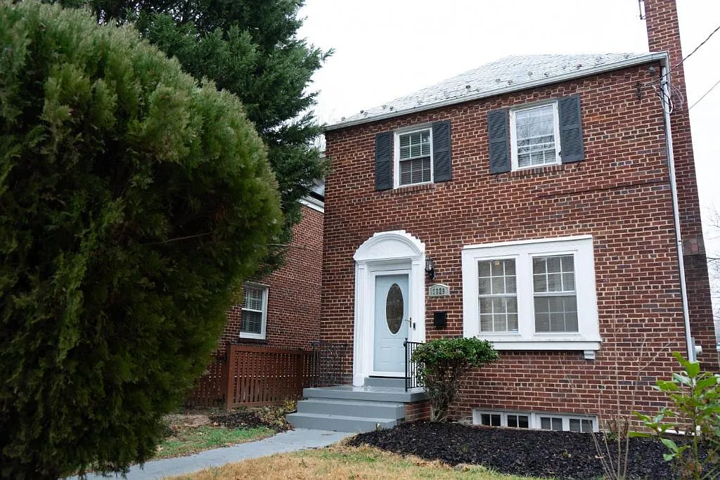 4 bed, 1958 sqft, $5,800 — Photo 1