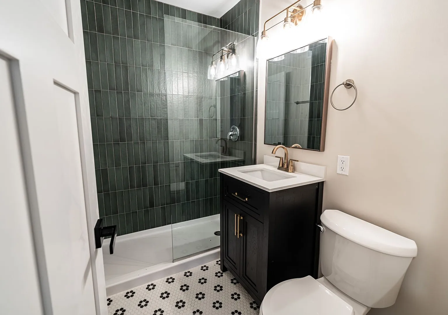 2600 E Kenwood Blvd — Photo 2