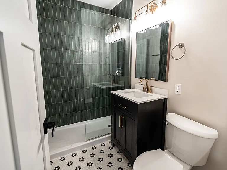 2600 E Kenwood Blvd — Photo 16