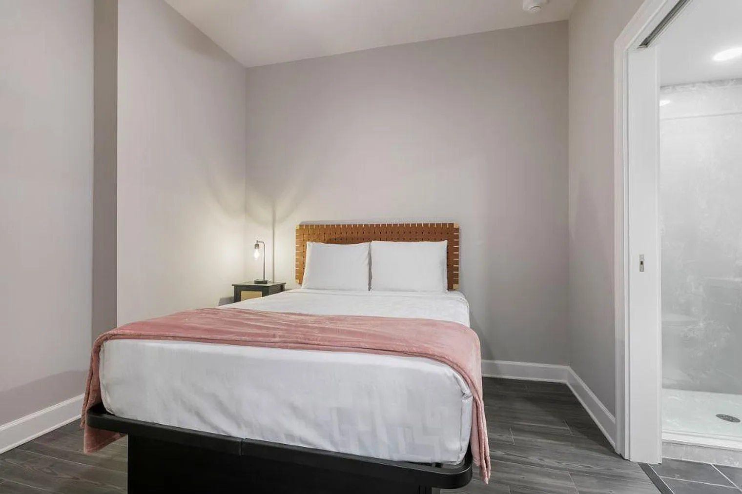 2 bed, 2.0 bath, 516 sqft, $4,825 — Photo 2