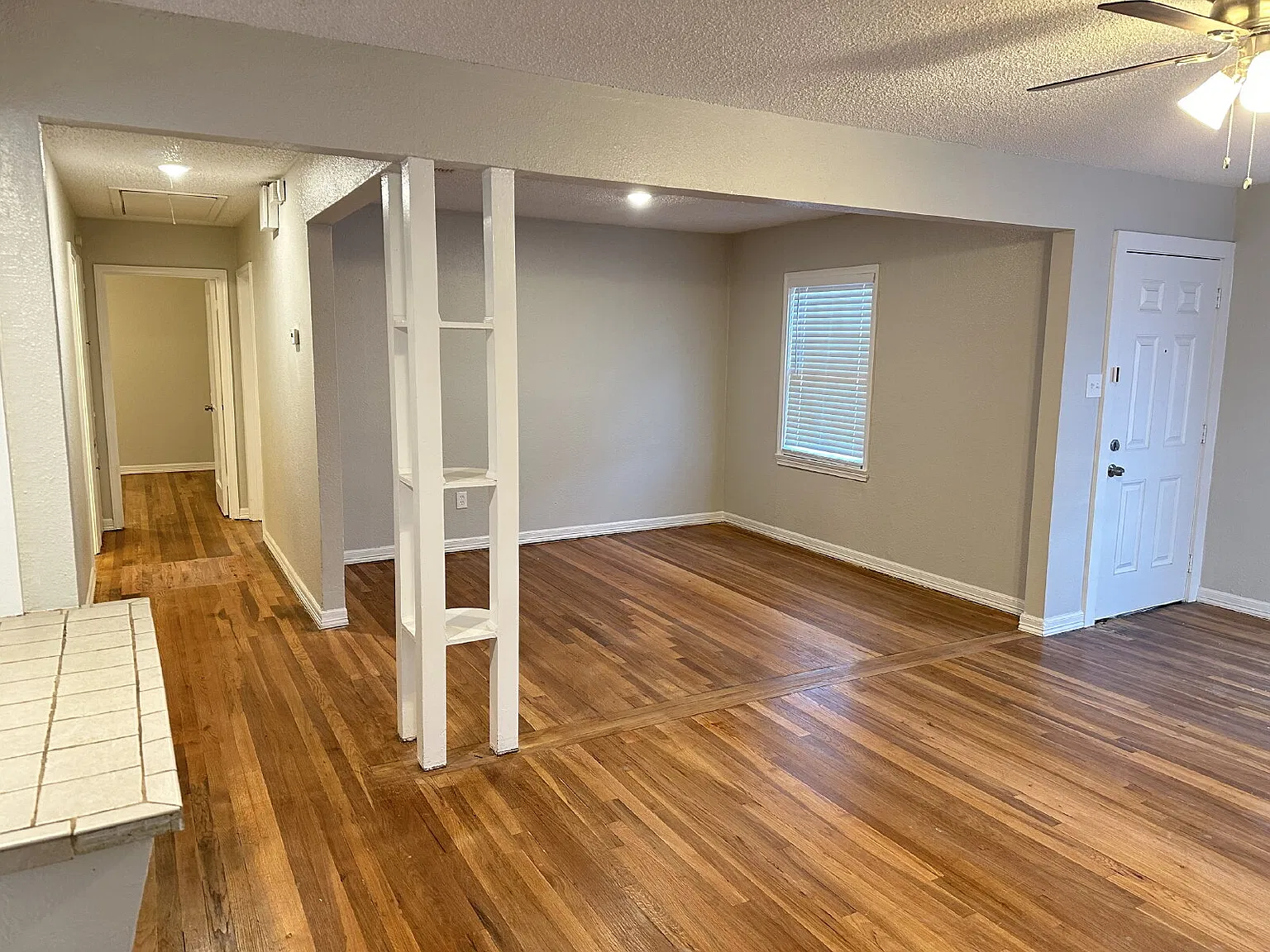 2 bed, 1.0 bath, 1128 sqft, $1,050 — Photo 3