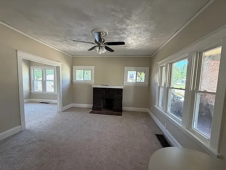 940 Katherine Ave — Photo 1