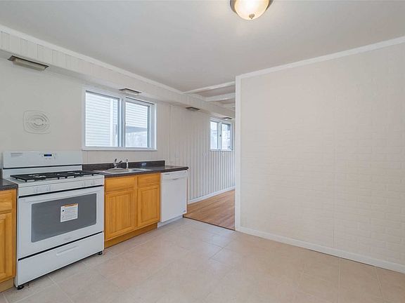 4th image of 415 Mineola Blvd