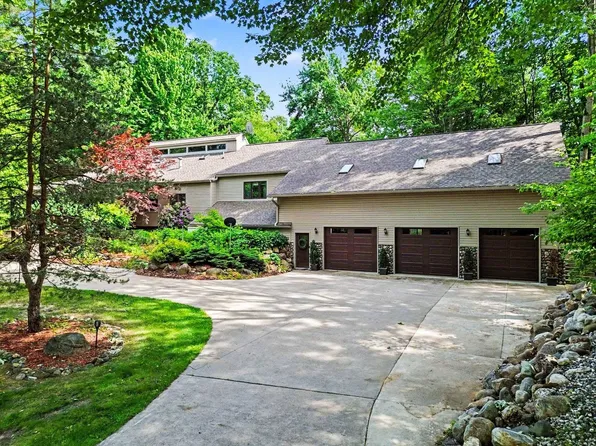 2632 E Pineoak Ct, Midland, MI 48642