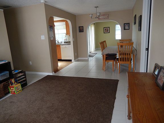3rd image of 885 Iris Dr