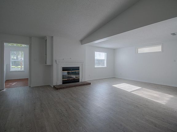 4th image of 111 Camellia Dr