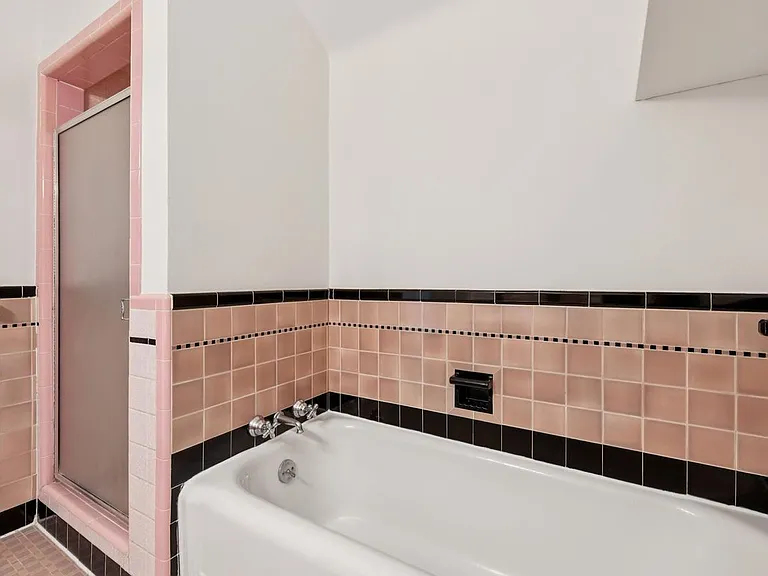 111 Windsor Ave — Photo 21