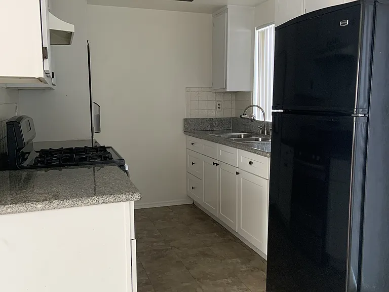 927 S Berendo St #7 — Photo 3