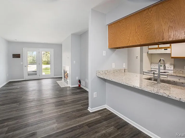 15054 Riverside Dr — Photo 10