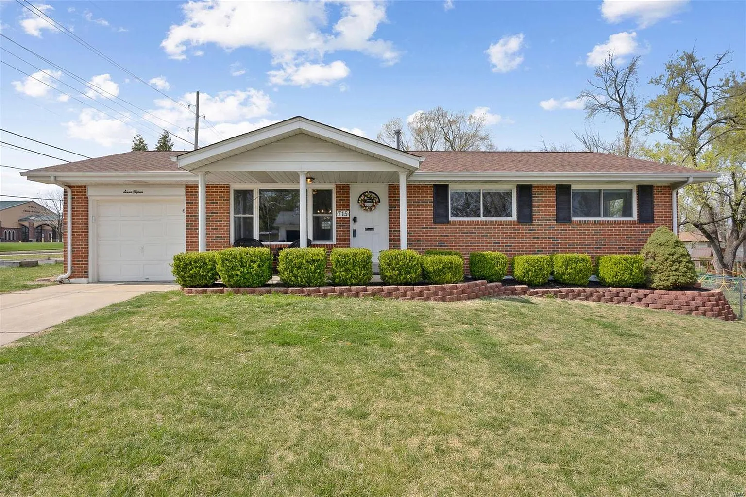 715 Plaza Dr photo 1