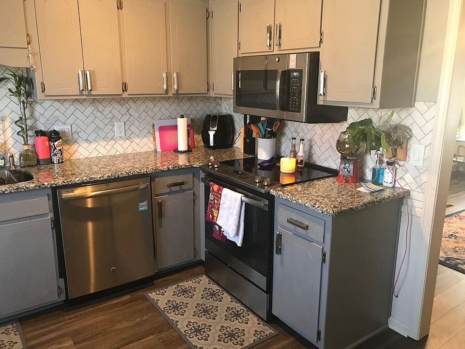 Fully equipped kitchen- spacious with nice pantry