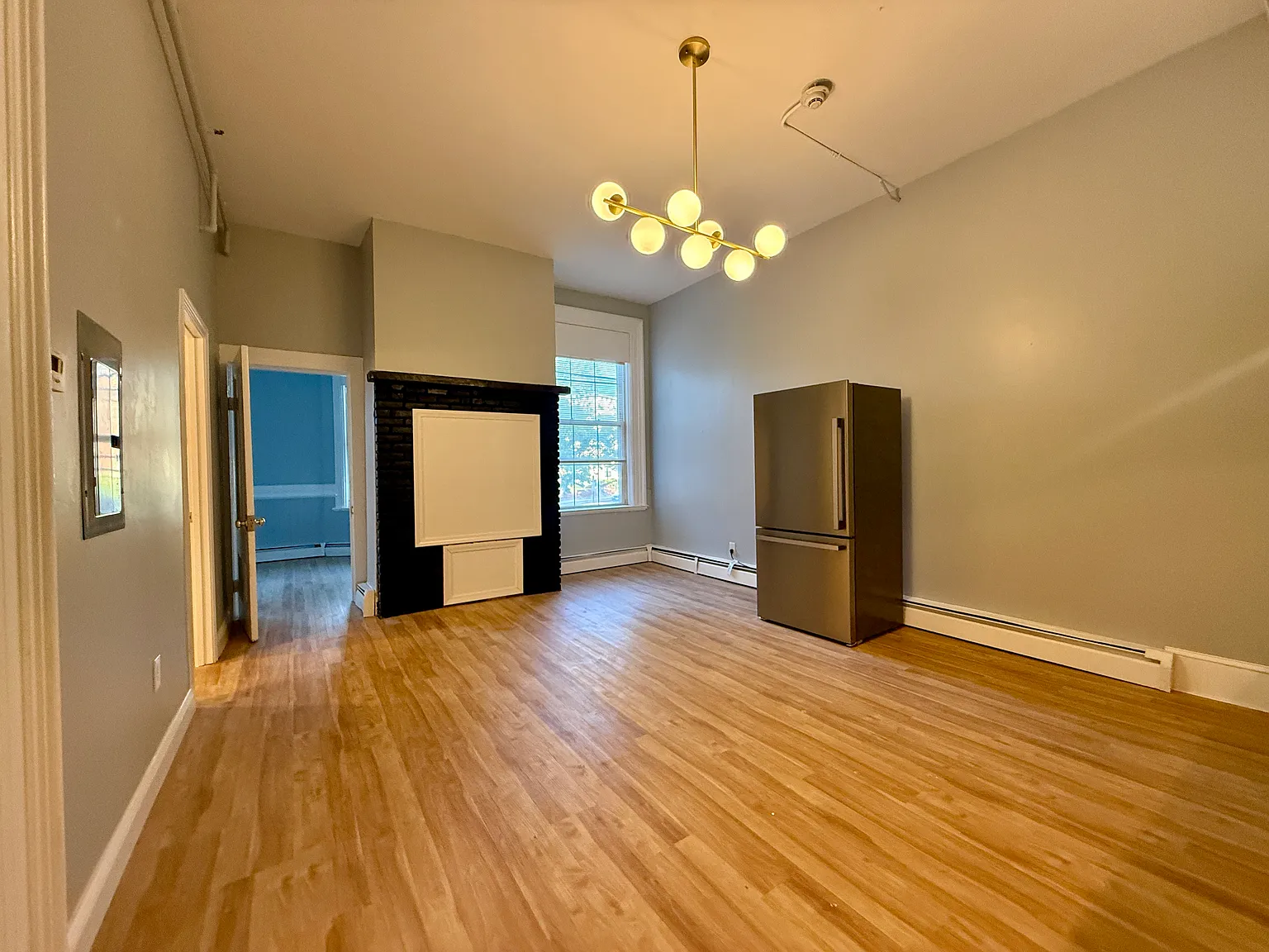 2 bed, 700 sqft, $2,300 — Photo 3