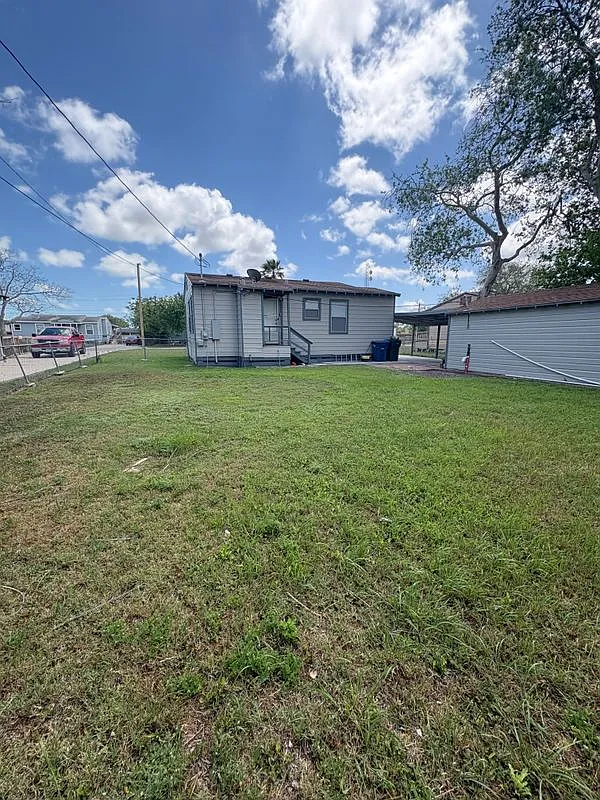 2 bed, 1.0 bath, 836 sqft, $1,350 — Photo 3