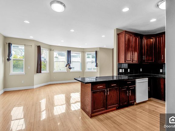 3rd image of 948 Ingerson Ave #1