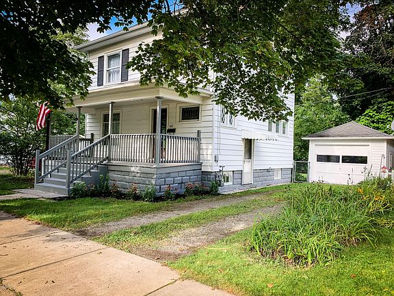 5th image of 102 Oak St