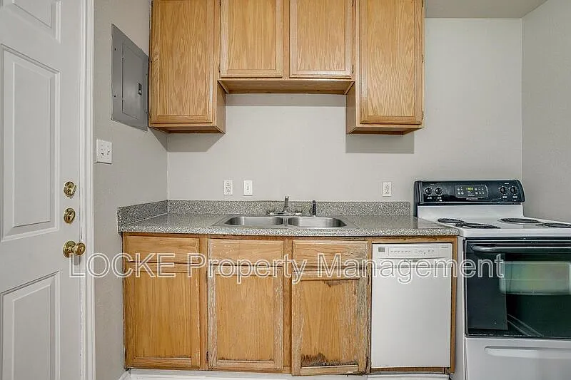 2 bed, 1.0 bath, 900 sqft, $1,195 — Photo 2