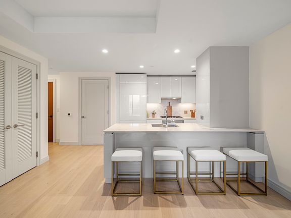 3rd image of 135 Seaport Blvd Unit 1609