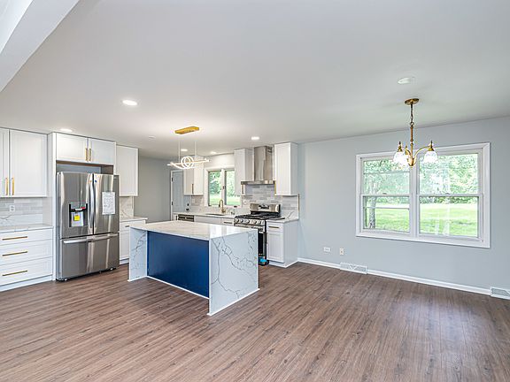 4th image of 1070 Woodcliff Dr