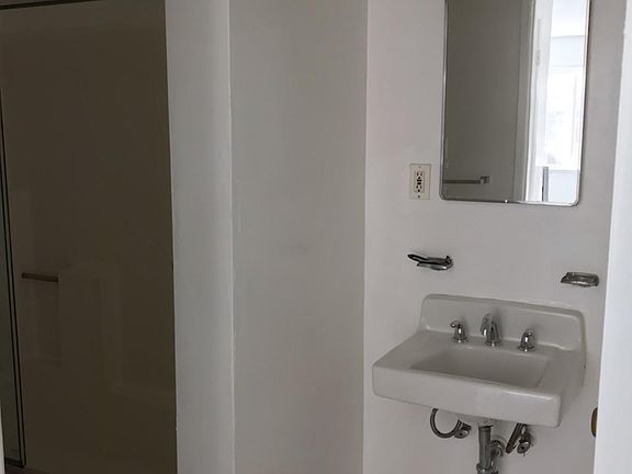 5th image of 418 Beech St APT 4