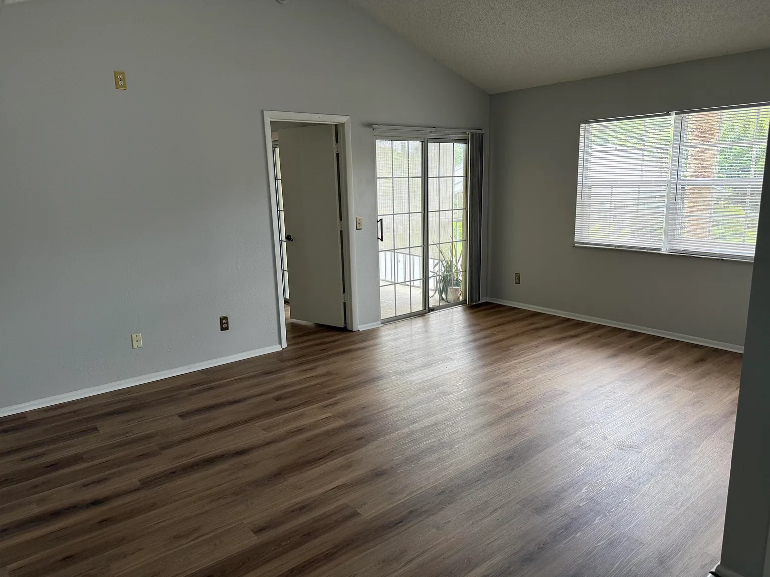 2 bed, 2.0 bath, 874 sqft, $1,650 — Photo 2