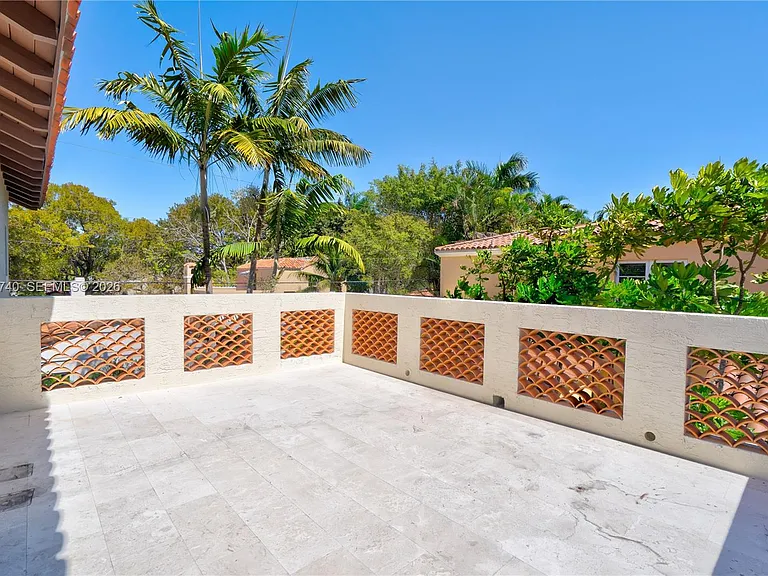519 Alhambra Cir — Photo 49