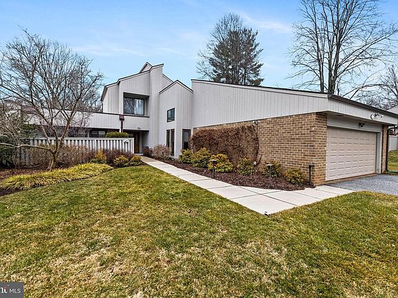 2nd image of 4 Regency Ct #4