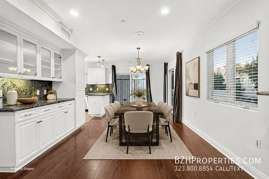 Gorgeous Townhome with Designer Kitchen, Private Garage & Storage — Photo 2