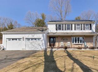 18 Oxford Ln, Windsor, CT 06095
