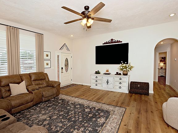 4th image of 1520 Spring Hills Street