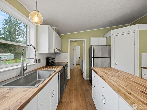 5th image of 17011 Wisteria Court SE