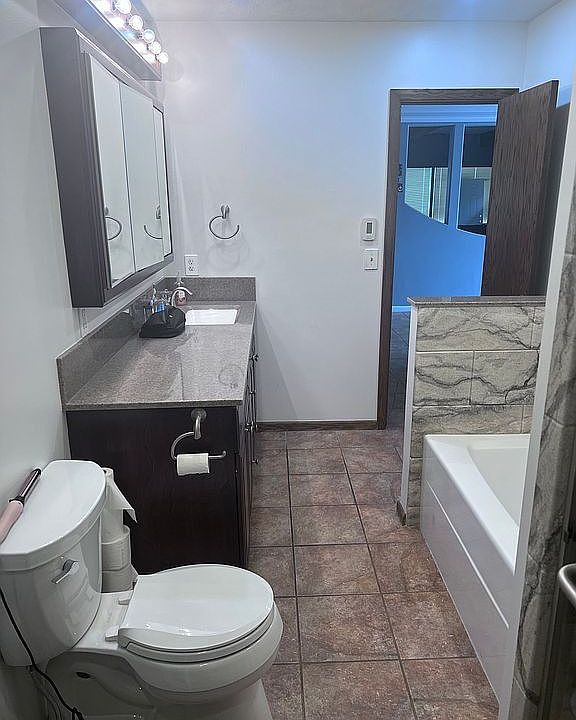 1st image of 712 W Lakeshore Ct