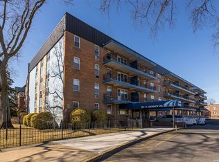 190 W Merrick Rd, Freeport, NY 11520