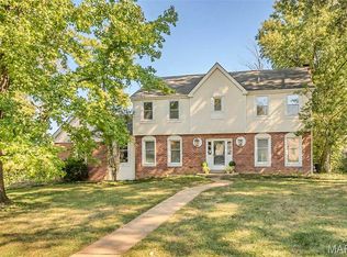 896 Twin Pine Dr, Saint Louis, MO 63122
